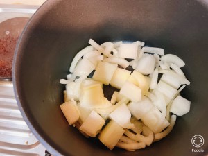 玉ねぎと冬瓜を炒めている写真